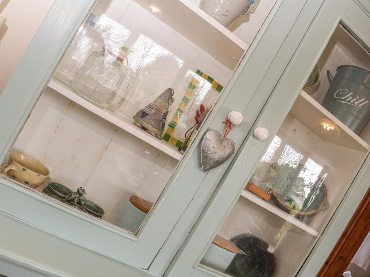 Honeysuckle Cottage เฮลสตัน ภายนอก รูปภาพ