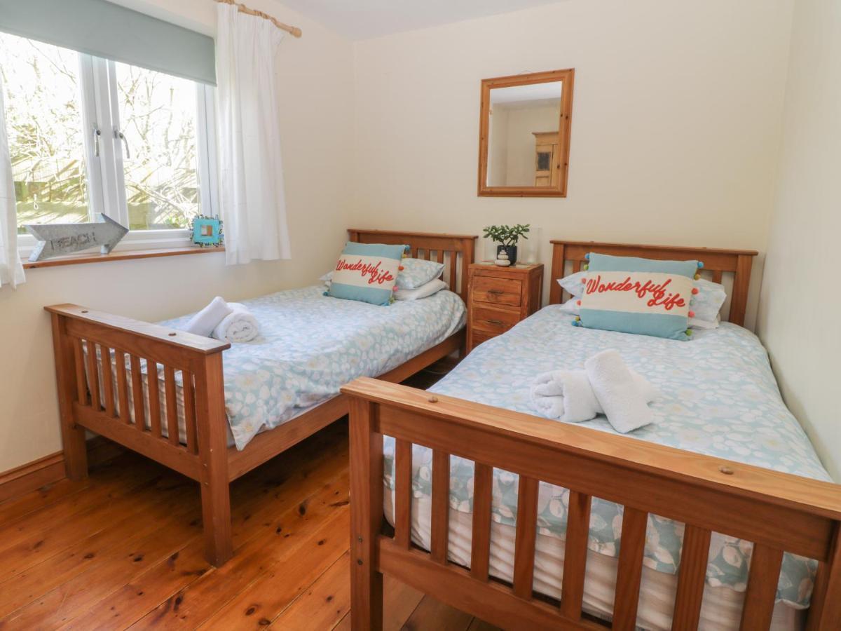 Honeysuckle Cottage เฮลสตัน ภายนอก รูปภาพ